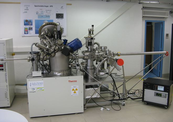 Spectromètre Auger-XPS du laboratoire « Analyses de surface » de l’EMSE - organisateur des JJC en 2015 , un instrument unique par sa configuration maison (partie de droite sur l’image) pour l’étude de la fragilité intergranulaire intrinsèque et de l’endommagement aux interfaces en conditions agressives, typiquement pour quantifier le vieillissement des matériaux dans les centrales nucléaires.