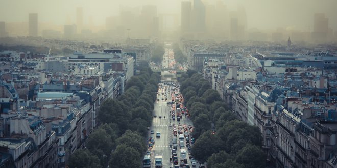 L'étude des composés organiques volatils (COV) en région parisienne est un enjeu de santé publique. Ici, le quartier de La Défense, au Nord-Ouest de Paris, dans un nuage de pollution. Crédits : Damián Bakarcic/Flickr.